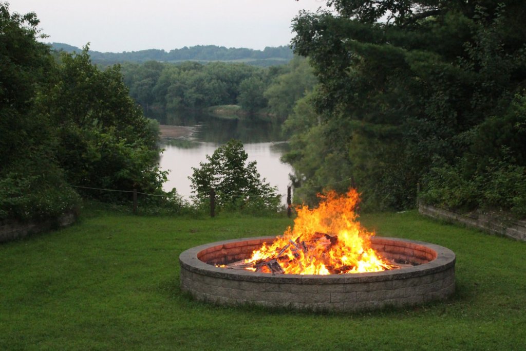 camp-decorah-campfire