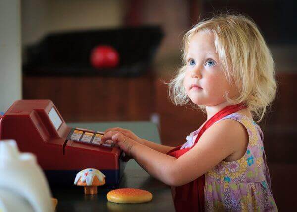 image-child-looking-up