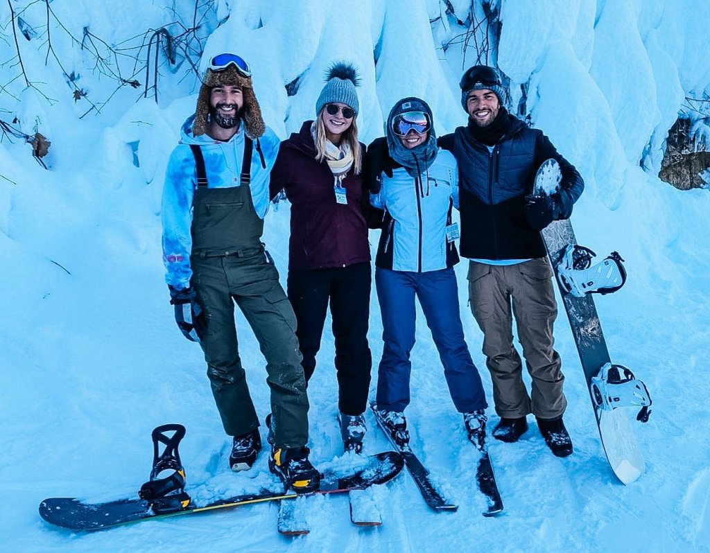 image-friends-skiing-in-snow