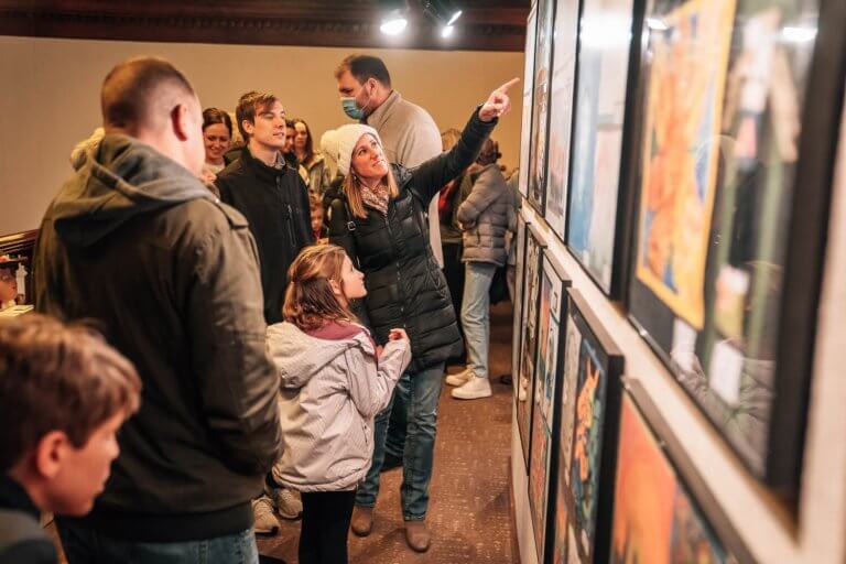 image-child-mother-looking-at-art