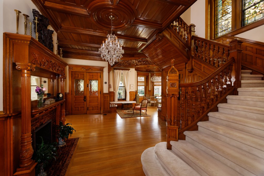 9 Reasons to Visit the La Crosse Region this Year 9 Castle La Crosse 9126