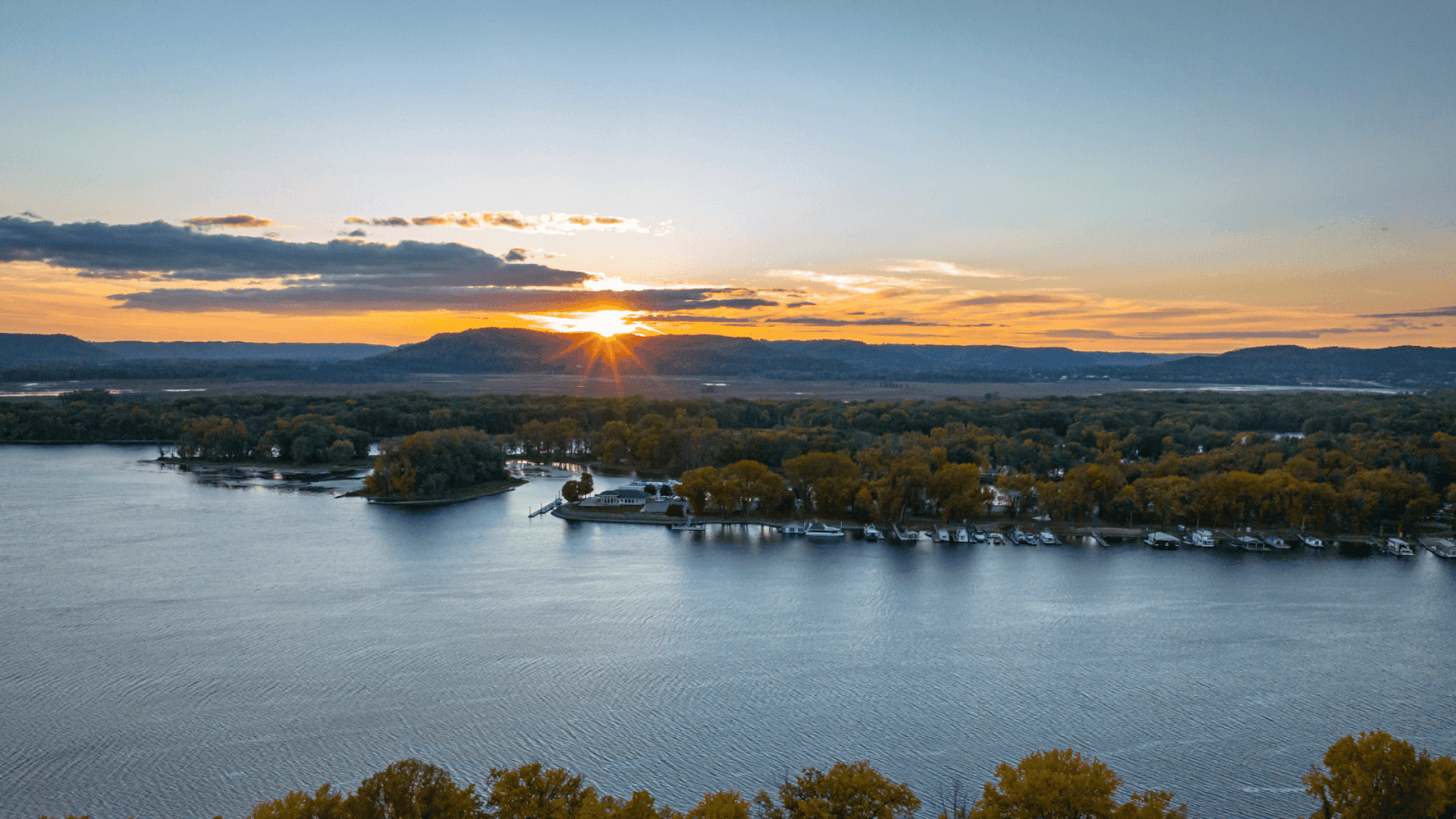 Fall view of La Crescent/Mississippi River