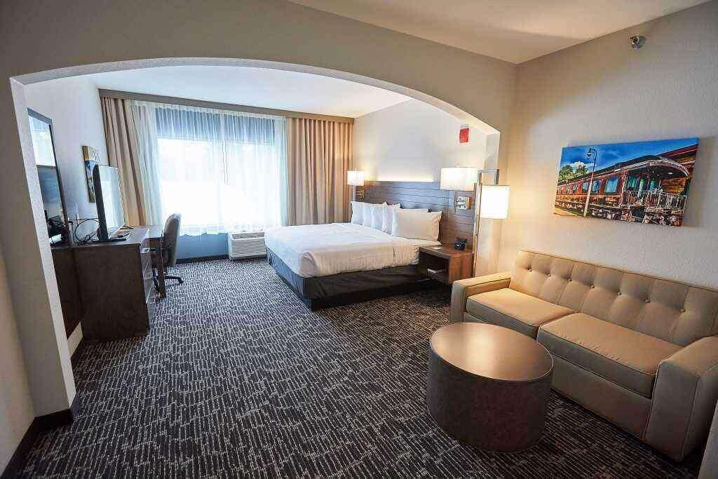 image-hoitel-room-at-gundersen-hotel-and-suites